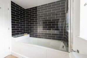 Shower, hair dryer, towels - Cloud 10 St Ives - Sea Views - Free parking & WiFi - Pets Welcome (St Ives)