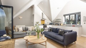 A modern loft apartment with a living area, kitchen, and dining space. - Cloud 10 St Ives - Sea Views - Free parking & WiFi - Pets Welcome (St Ives)