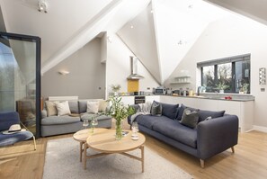 Smart TV - Cloud 10 St Ives - Sea Views - Free parking & WiFi - Pets Welcome (St Ives)