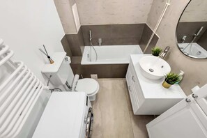 Bathroom - Lumina 4-room Apart w/ Parking I Balcony I in Center of Warsaw (Warsaw 4 rooms)