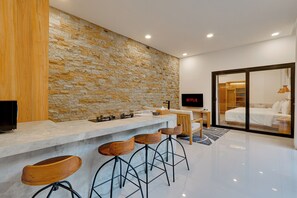 Kjøleskap, mikrobølgeovn, kokeplater og kjøkkenutstyr