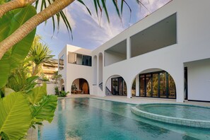 Outdoor pool, sun loungers - Bhatara Villa Sanur (Denpasar)
