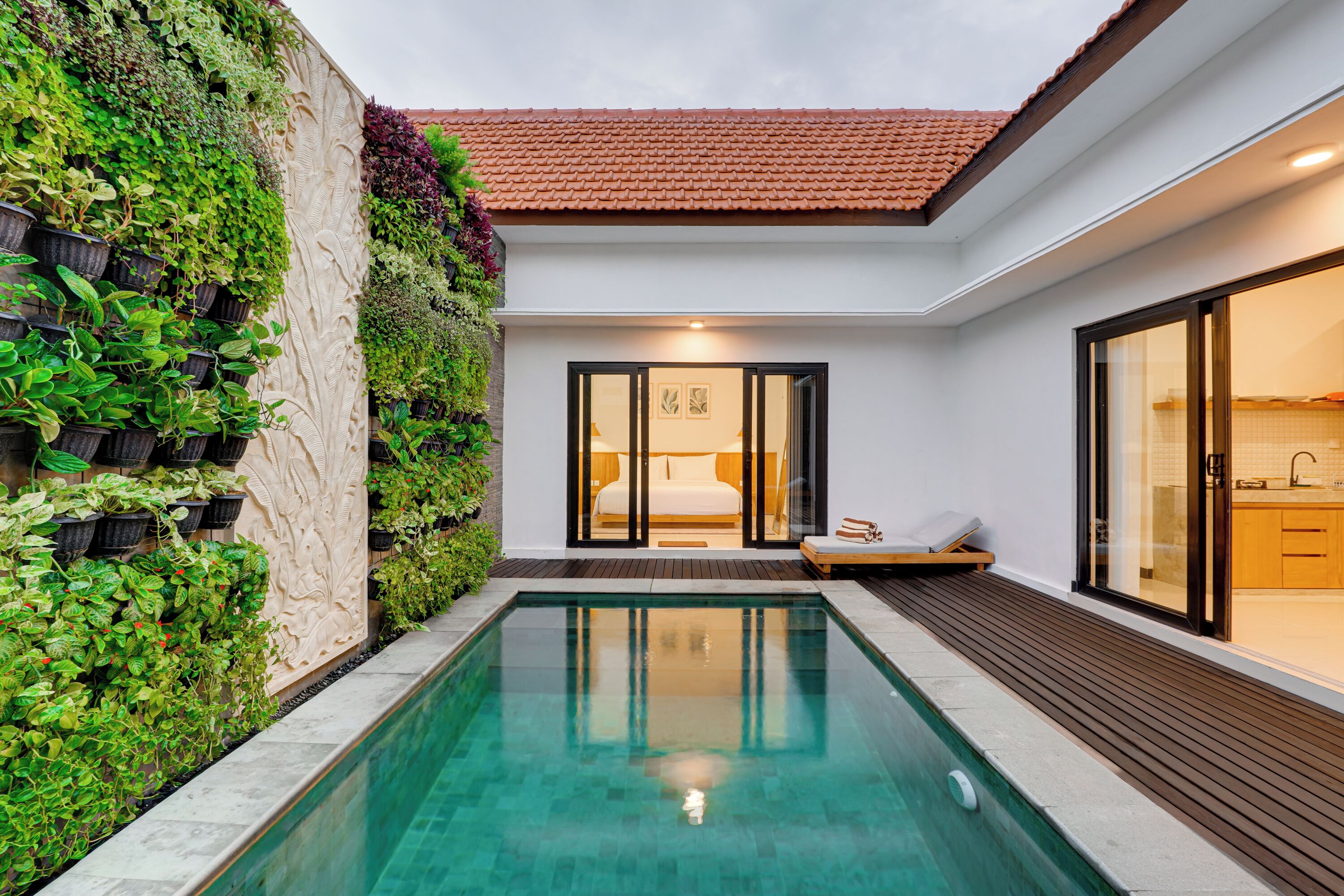 Una cassaforte in camera, una scrivania, postazione laptop