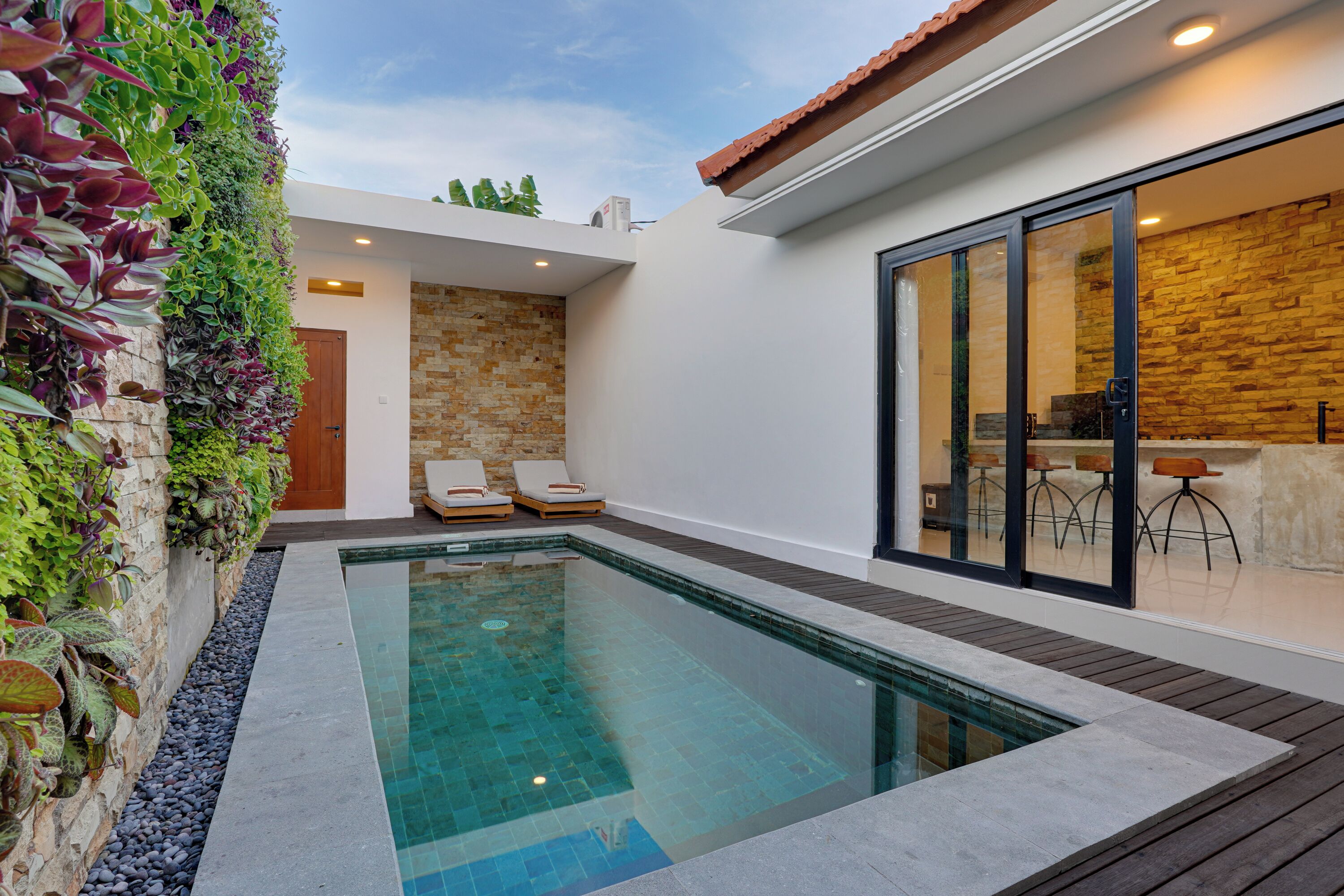 Safe på rommet, skrivebord og skrivebord for bærbar PC