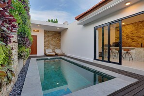 Safe på rommet, skrivebord og skrivebord for bærbar PC