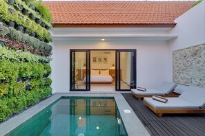 Safe på rommet, skrivebord og skrivebord for bærbar PC