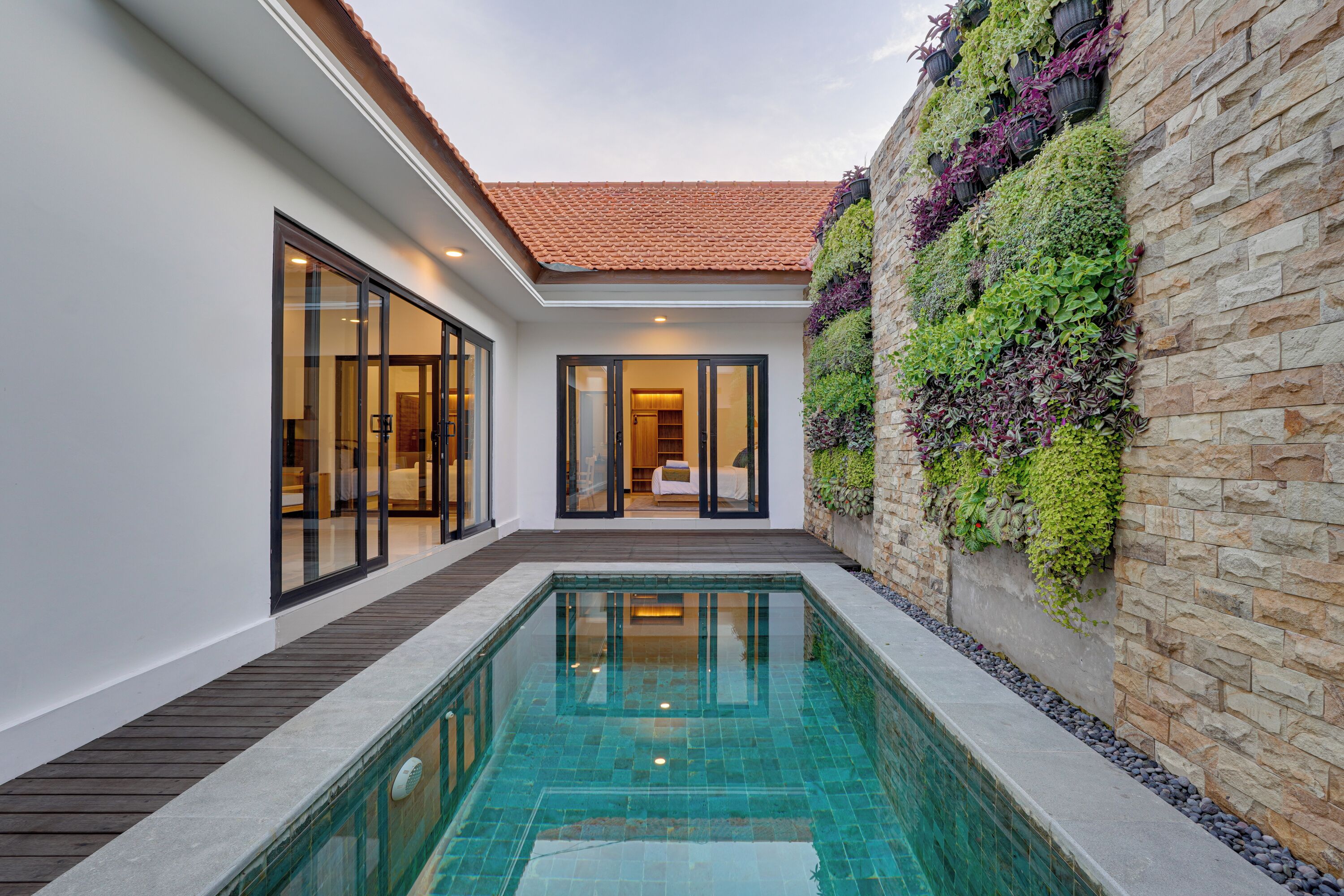 Una cassaforte in camera, una scrivania, postazione laptop