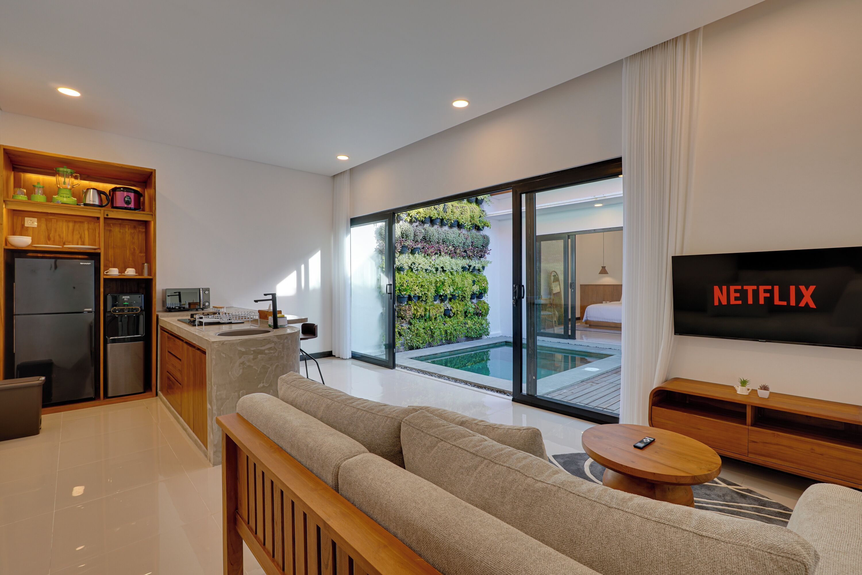 Una cassaforte in camera, una scrivania, postazione laptop