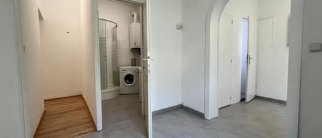 Basic Apartment | Bathroom | Shower, free toiletries, hair dryer, towels