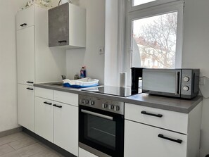 Apartemen Basic | Dapur pribadi | Lemari es, microwave, oven, dan kompor