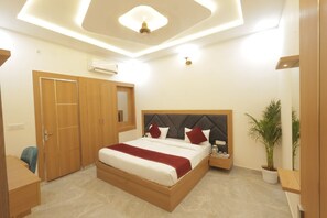 Superior Double Room, City View | Desk - RD Palace (Agra)