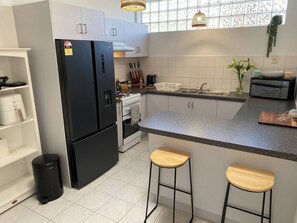 Fridge, microwave, oven, coffee/tea maker - Cozy House ideal location (Ascot Vale)