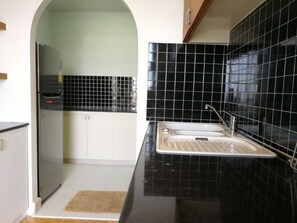 Fridge, microwave, coffee/tea maker, toaster - BKK 2 BR apt near Sathon ICONSIAM firework view (Bangkok)