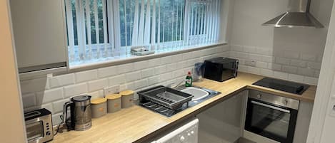 Kühlschrank, Mikrowelle, Ofen, Herdplatte