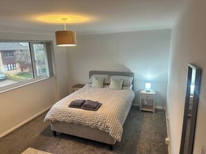 2 bedrooms, Internet, bed sheets - Willow House Sleeps 4 Family Travel Seaside Stay (Folkestone)