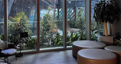 Luxury 2-Bedroom Apartment in the Heart of Melbourne