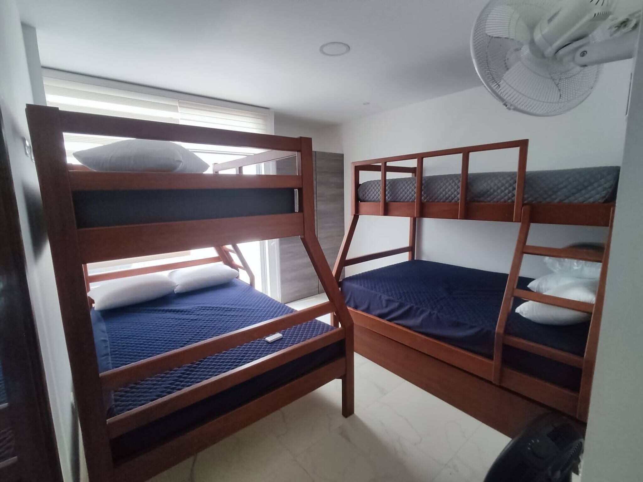 2 dormitorios, tabla de planchar con plancha, Internet y ropa de cama