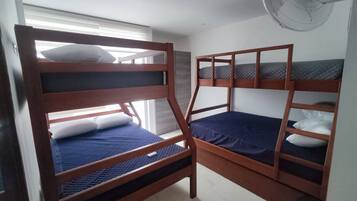 2 dormitorios, tabla de planchar con plancha, Internet y ropa de cama