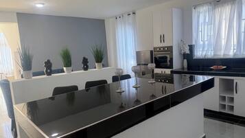 Micro-ondes, grille-pain, batterie de cuisine, vaisselle et ustensiles