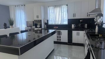 Micro-ondes, grille-pain, batterie de cuisine, vaisselle et ustensiles