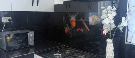 Microondas, tostadora y utensilios de cocina