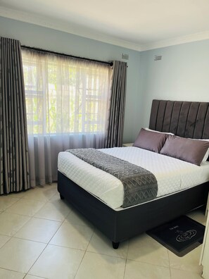 2 habitaciones, tabla de planchar con plancha, internet y ropa de cama