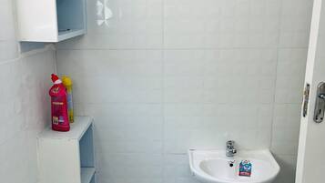 Douche, serviettes fournies, savon, papier toilette