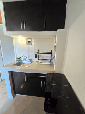 Fridge, microwave, stovetop, coffee/tea maker - Loft Rayito de Sol, Zihuatanejo Center with AC (Centro)