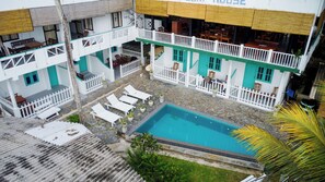 Vista frontal de la propiedad