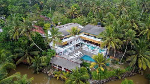 Asanka Surf House & Restaurant with pool