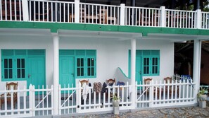 Vista frontal de la propiedad