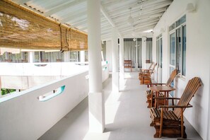 Terrace/patio - Asanka Surf House & Restaurant with pool (Midigama)