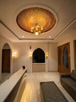 Un interno lussuoso con un lampadario centrale, volte ad arco e una reception.