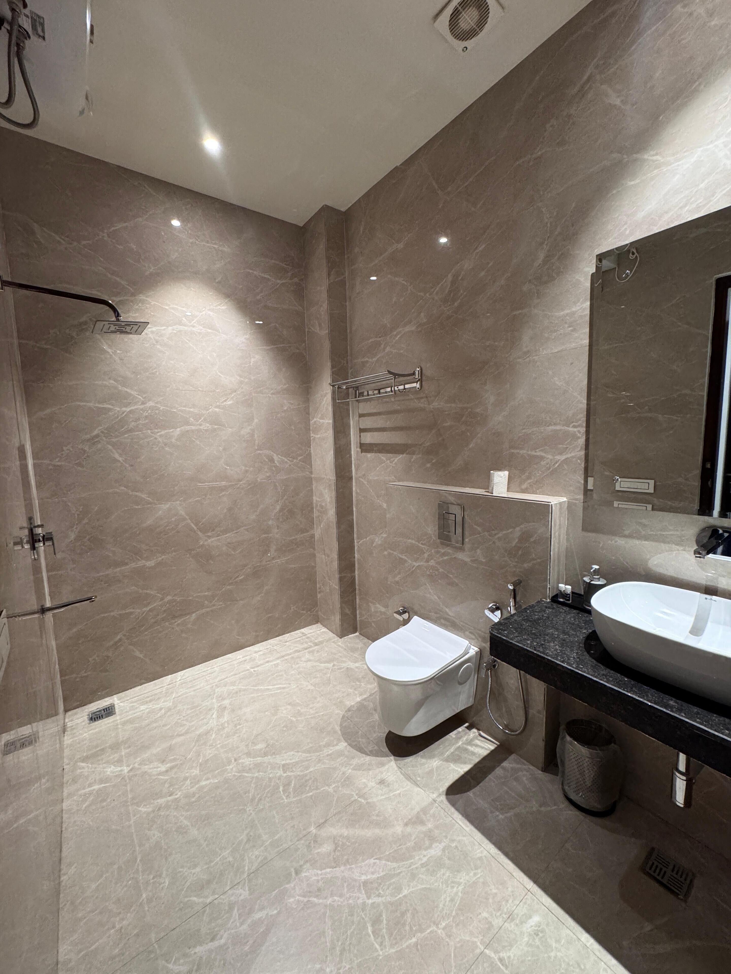 Classic-Doppelzimmer | Badezimmer | Dusche, kostenlose Toilettenartikel, Handtücher, Seife