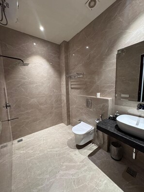 Classic-Doppelzimmer | Badezimmer | Dusche, kostenlose Toilettenartikel, Handtücher, Seife