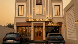 Rakennuksessa on kyltti, jossa lukee: ”The Royal King” ja ”Bobby Properties”.