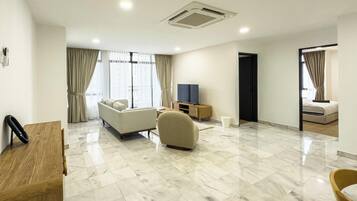 Family Condo, 3 Bedrooms, Balcony, City View | Ruang tamu | TV skrin rata