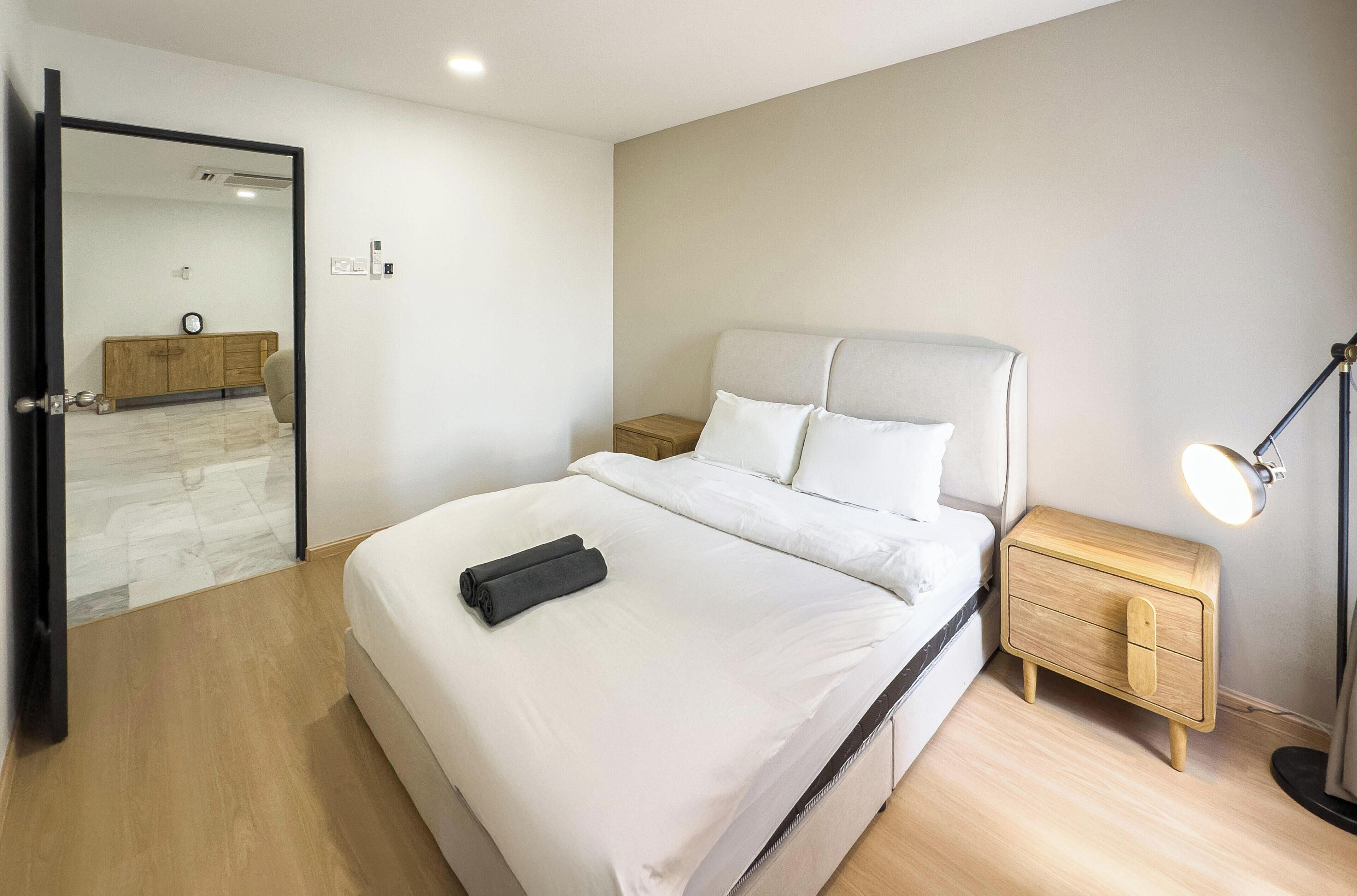 Cortinas blackout, tabla de planchar con plancha y wifi gratis 