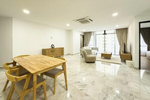 家庭公寓式客房, 3 间卧室, 阳台, 城市景观 | 起居区 | 平板电视