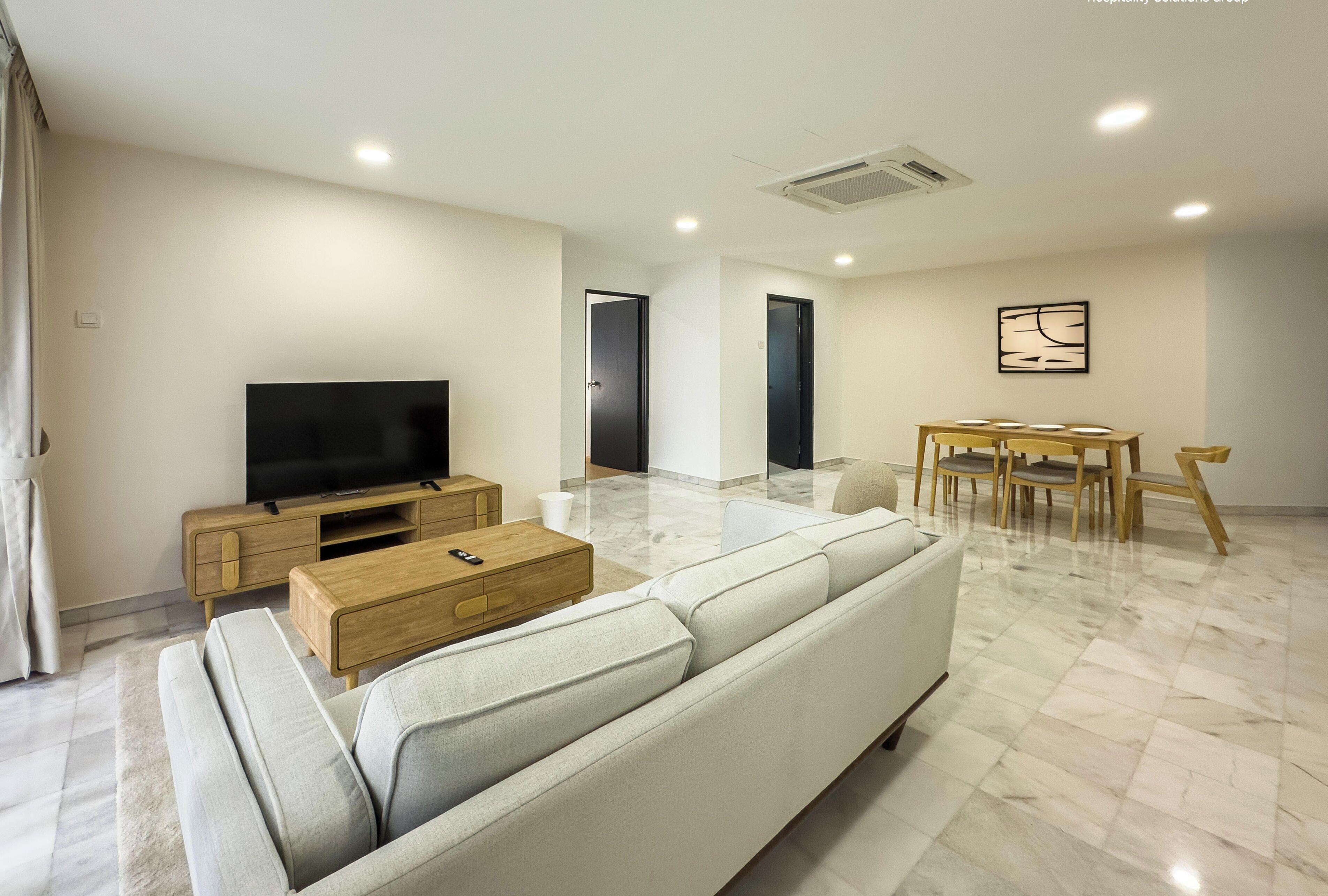 Family Condo, 3 Bedrooms, Balcony, City View | Ruang tamu | TV skrin rata 