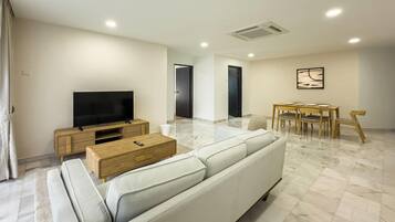 Family Condo, 3 Bedrooms, Balcony, City View | Ruang tamu | TV skrin rata
