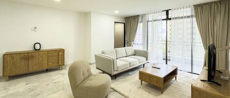 Familieleilighet, 3 soverom, balkong, byutsikt | Oppholdsområde