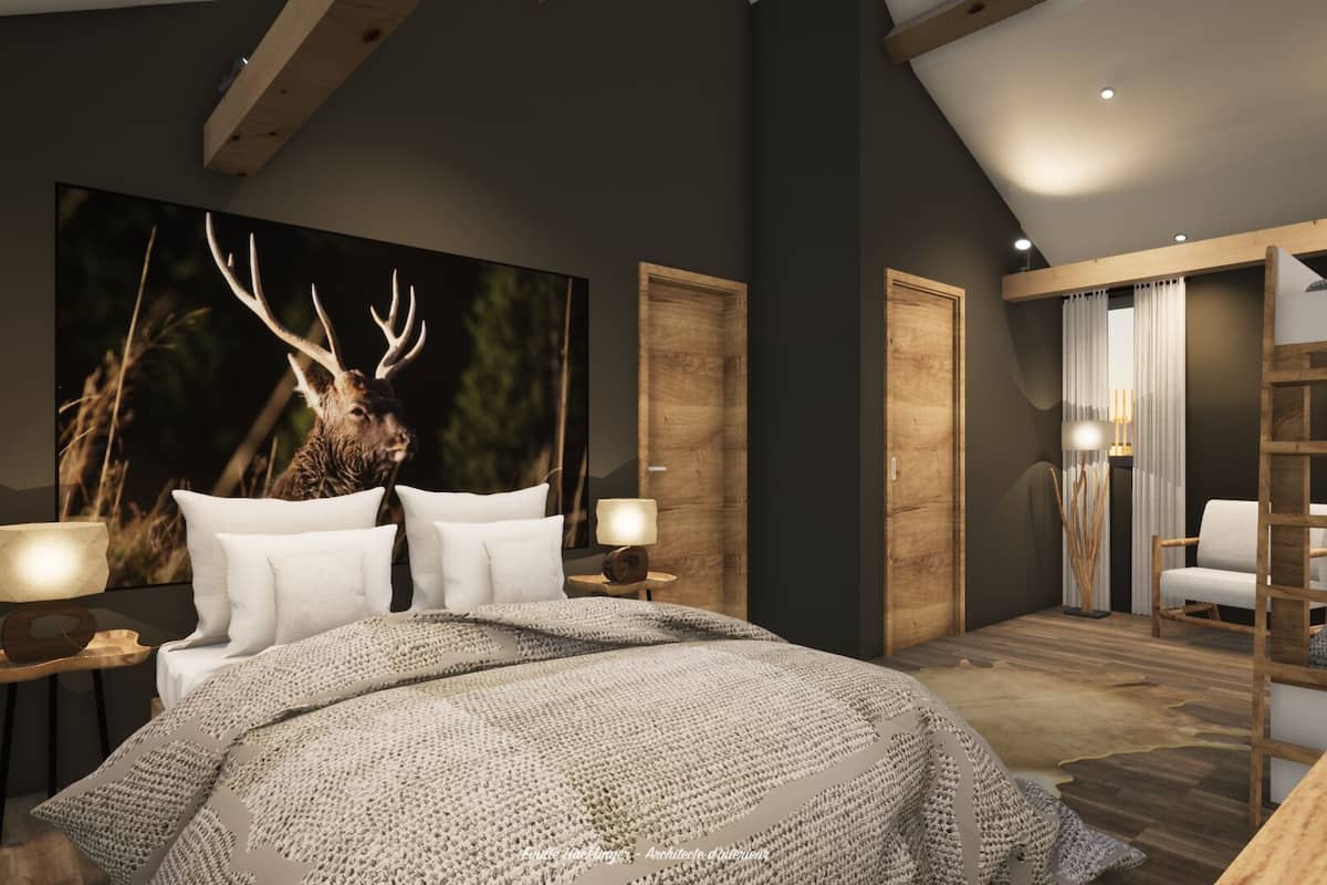 Une chambre à coucher avec un grand lit, deux tables de chevet avec des lampes, un plafond en bois et un grand tableau représentant un cerf accroché au mur.