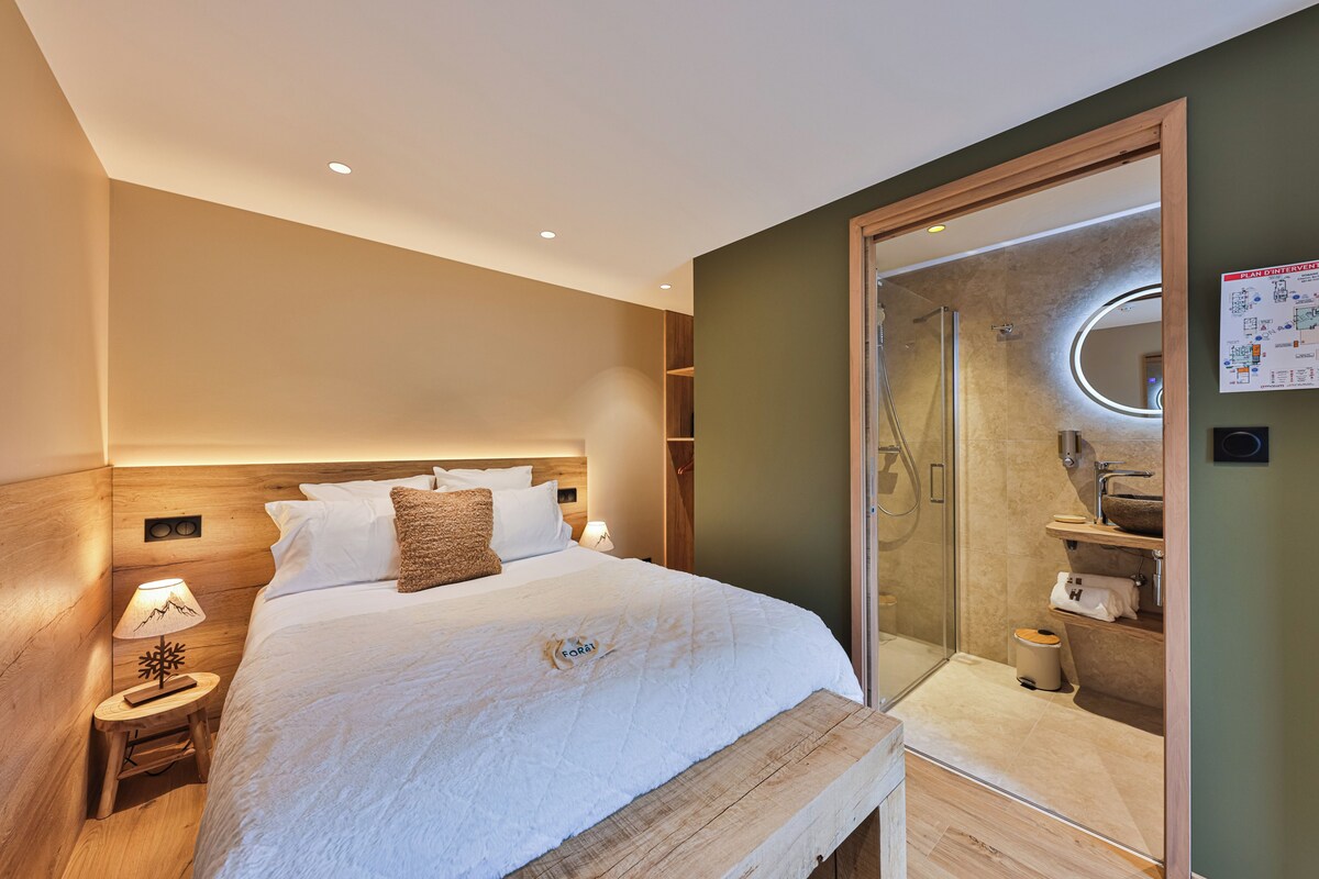 Double Room Single Use | Blackout drapes, soundproofing, iron/ironing board (on request)