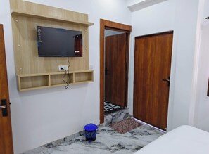 Premium bedding, pillow-top beds, free WiFi, bed sheets - Hotel KR Palace (Agra)