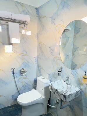 Deluxe-Doppelzimmer | Badezimmer | Dusche, Handtücher, Seife, Shampoo