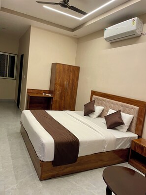 Deluxe Double Room - Jai Raghunandan Hotel (Udaipur)