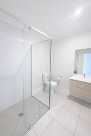 ヘアドライヤー、タオル、トイレットペーパー