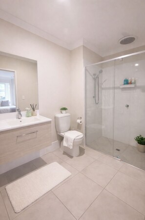 Hårføner, håndklær og toalettpapir