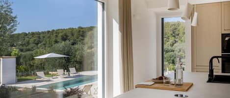 Kjøleskap, mikrobølgeovn, oppvaskmaskin og brødrister